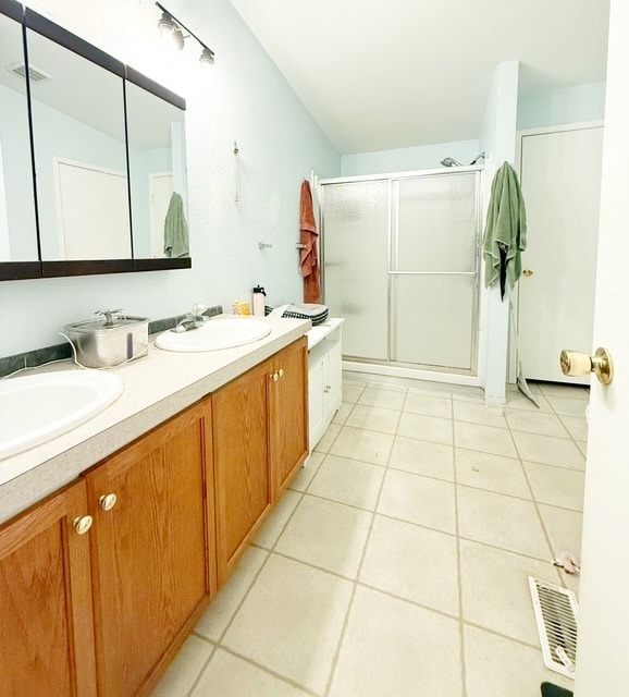 Building Photo - 360 E Rasor Rd