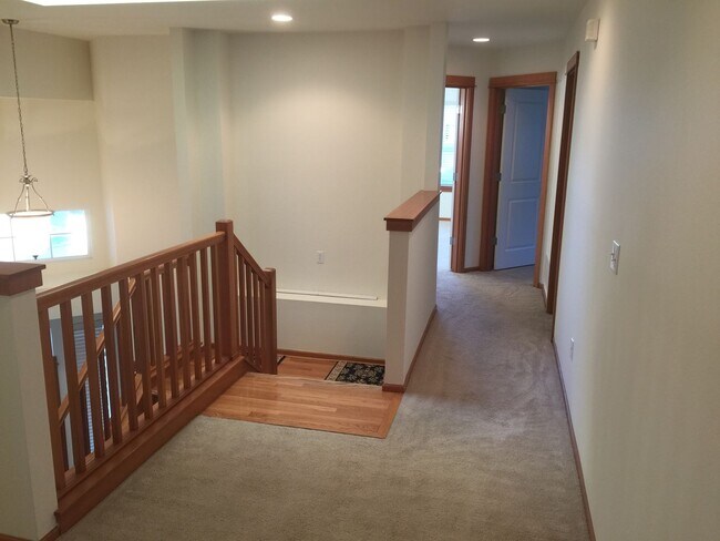Building Photo - Beautifully Updated 4-Bedroom Home in Desi...