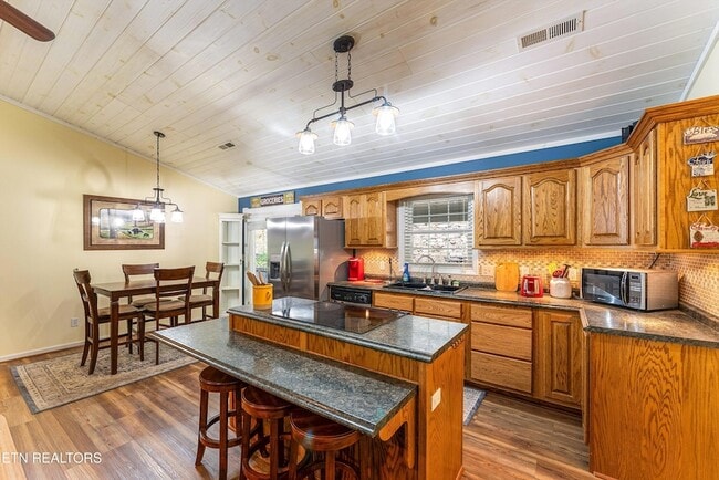 Building Photo - 519 Country Oaks Dr
