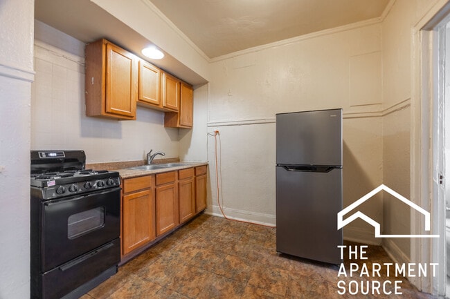 Building Photo - 6928 N Greenview Ave