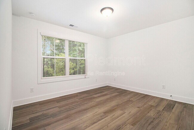 Building Photo - 205 Firefly Cir