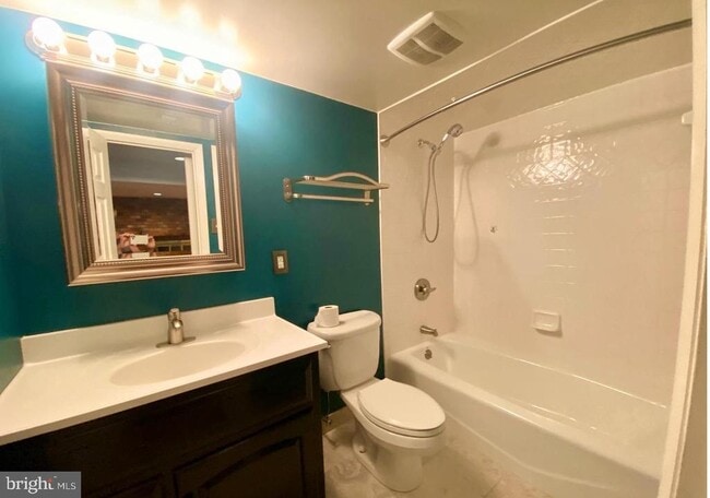 Building Photo - 6201 Hillview Ave