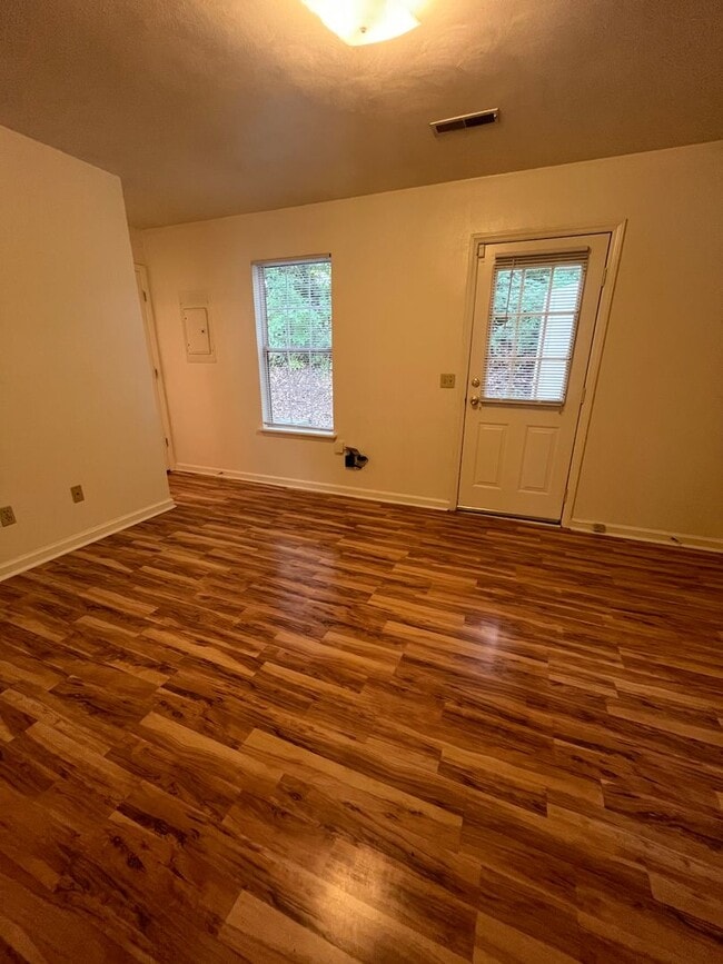 Building Photo - Rutherford 3 Bedroom 3 Bath with Den Town House