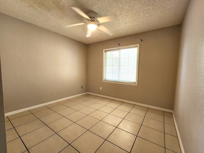 Building Photo - Spacious Single-Story Home; Private Fenced...