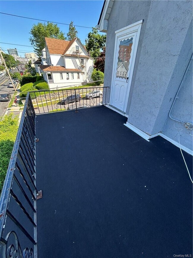 Building Photo - 72 Soundview St