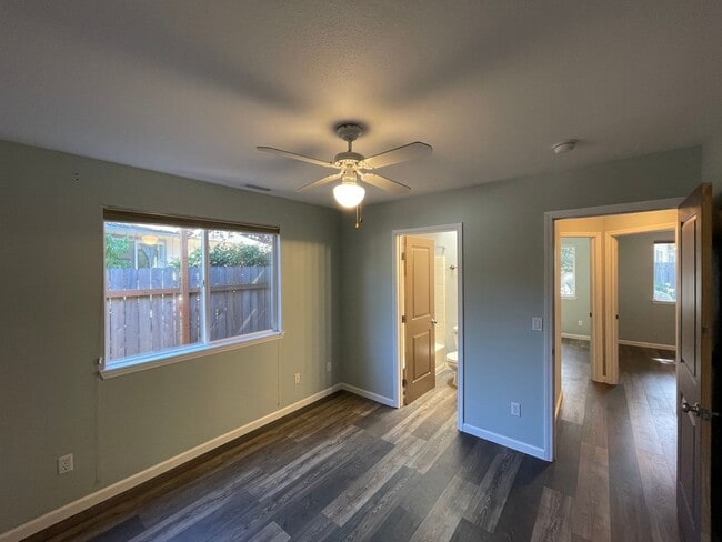 Building Photo - Charming 3 Bed/2 Bath Rambler in NE Tacoma — Cul-de-Sac Living with a Fenced Yard