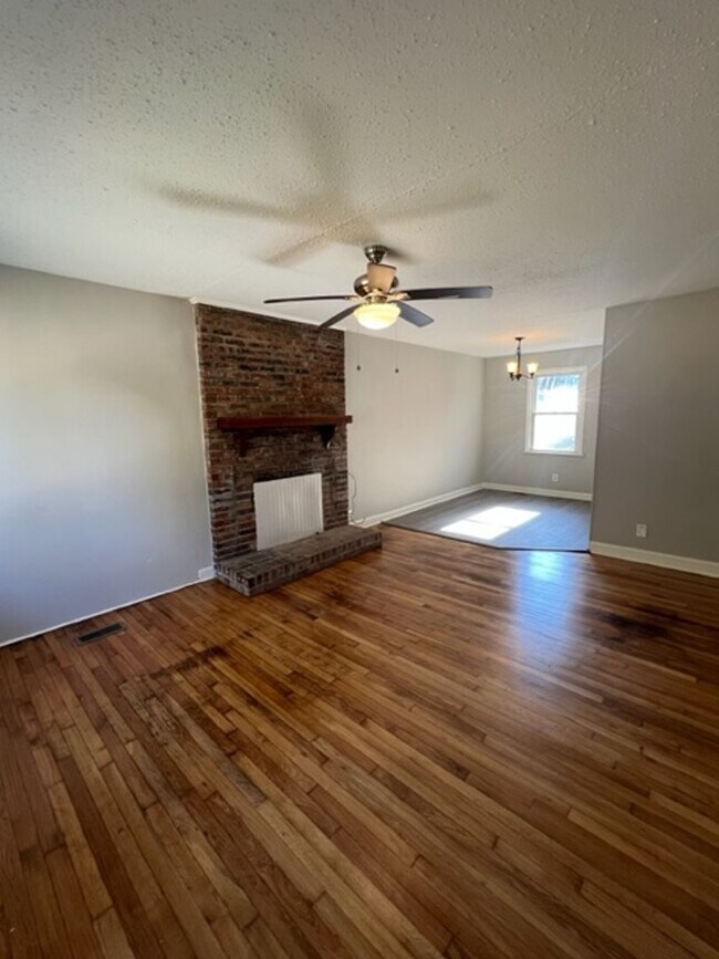 Building Photo - Tons of curb appeal! Close to downtown Spa...