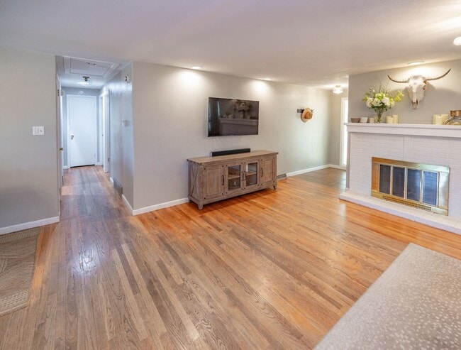 Building Photo - Amazing 3 bed/3 bath rental.  New Flooring!!  Solar Panels!!