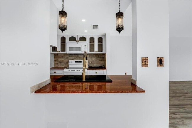 Building Photo - 285 NE 191st St