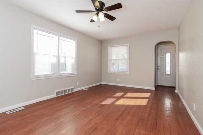Building Photo - 1045 Ross Ave