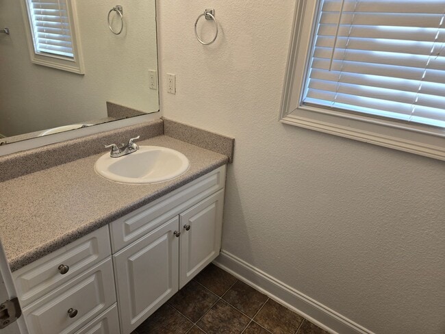 Building Photo - 802 W Longleaf Dr