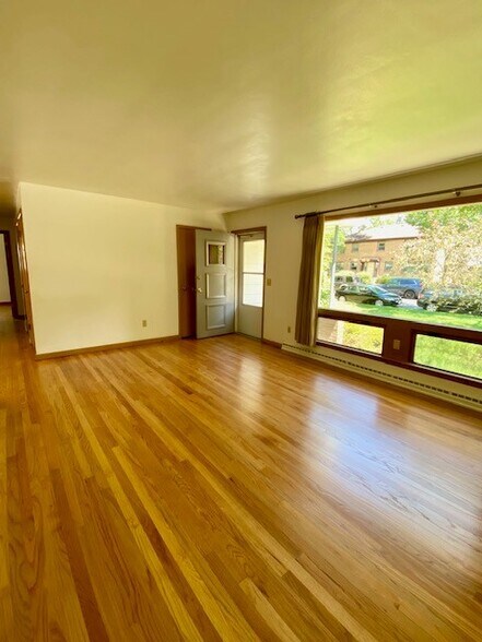 Livingroom - 310 Eugenia Ave