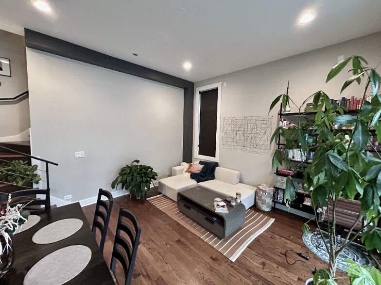 Building Photo - 1543 N Bosworth Ave