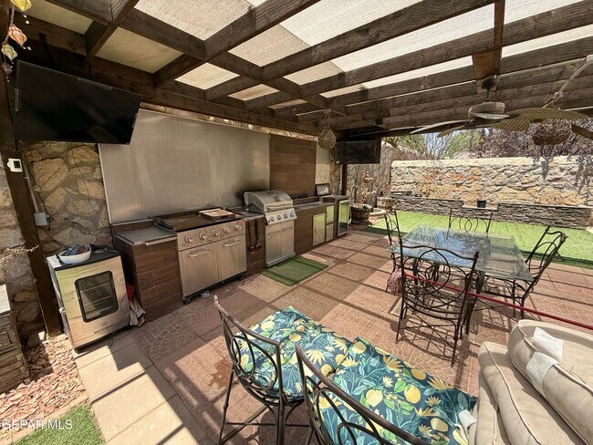 Building Photo - 3733 Tierra Campa Dr