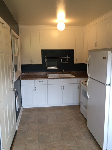 Kitchen. Leftside door leads directly to driveway. - 4808 SE Salmon St