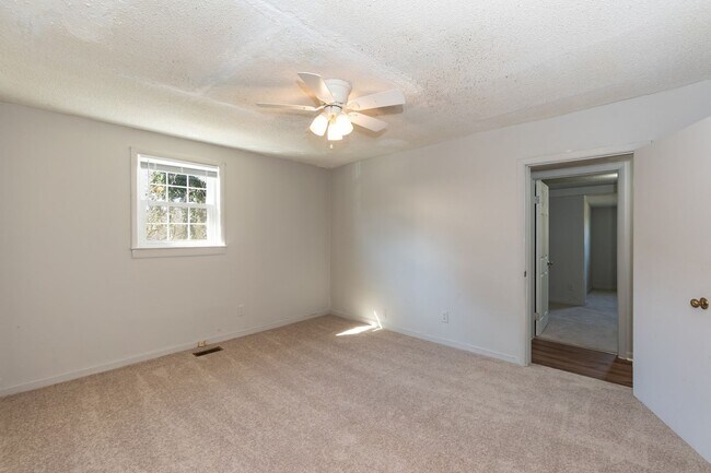 Building Photo - 307 Olivia Ln