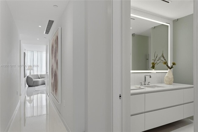 Building Photo - 300 Biscayne Blvd Way