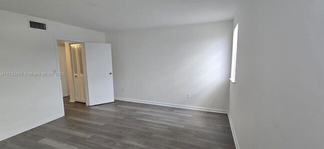 Building Photo - 4848 NW 24th Ct