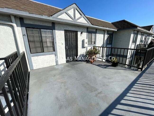 Building Photo - 2599 Walnut Ave