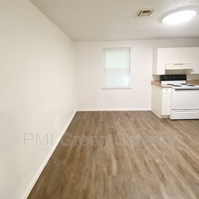 Building Photo - 318 E Redwood St