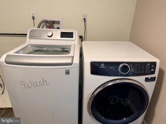 Building Photo - 1262 Halstead Rd