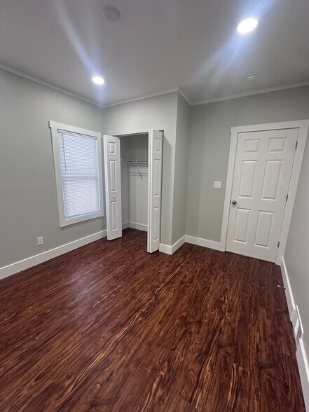 Building Photo - 302 Abell Ave
