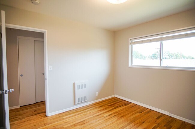 Building Photo - Mid-Century Dream Come True! Lovingly Maintained 2-Bedroom Available Soon!