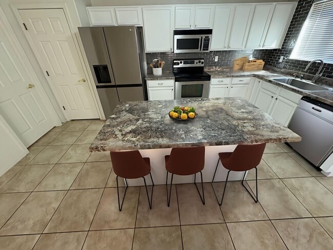 Building Photo - Riverhaven Great Central Location