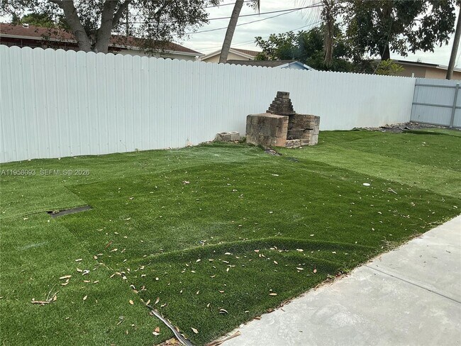 Building Photo - 14821 SW 104th Ave