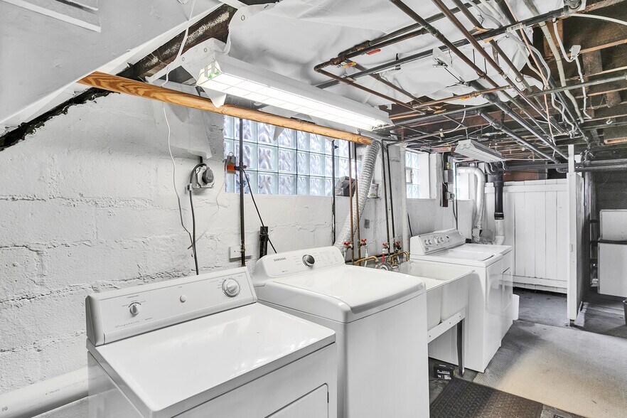 203s laundry set is on the left hand side - 203 Richbarn