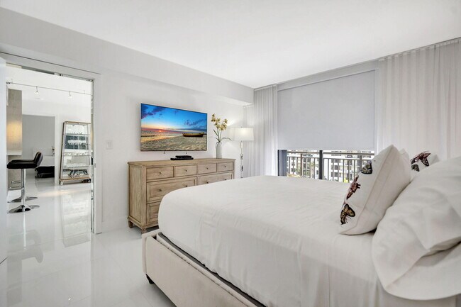 Building Photo - 540 Brickell Key Dr