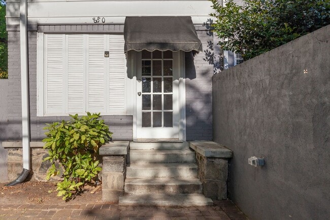Building Photo - Spacious 1/1 Condo w/ Enclosed Patio & Off...