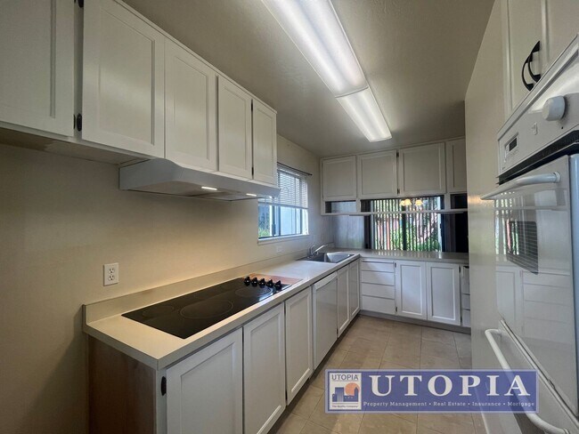 Building Photo - RENT SPECIAL: 50% off 1st months rent if the lease is signed by January 1st! Bright Natural Light...