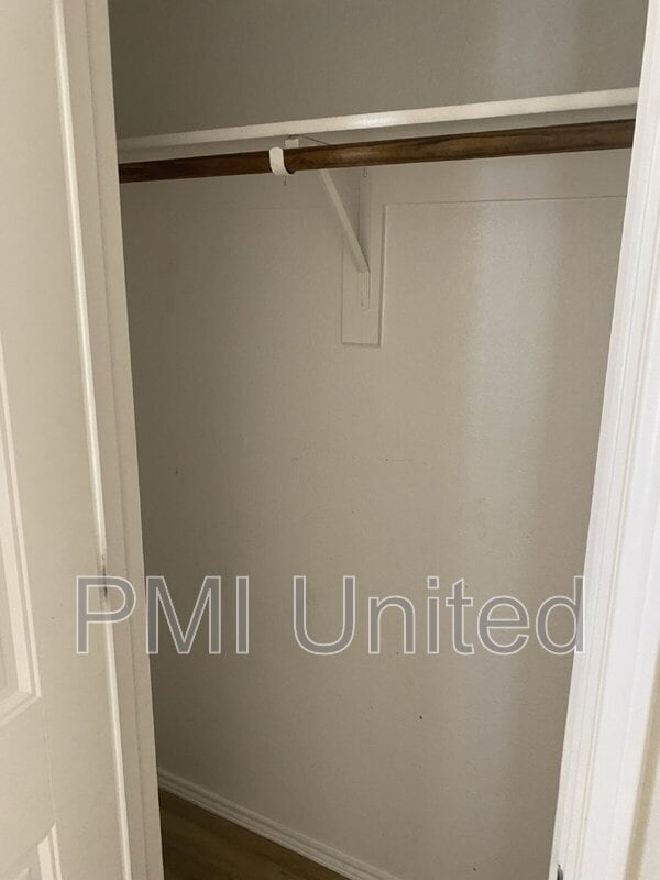 Building Photo - 9145 Blackstone Dr