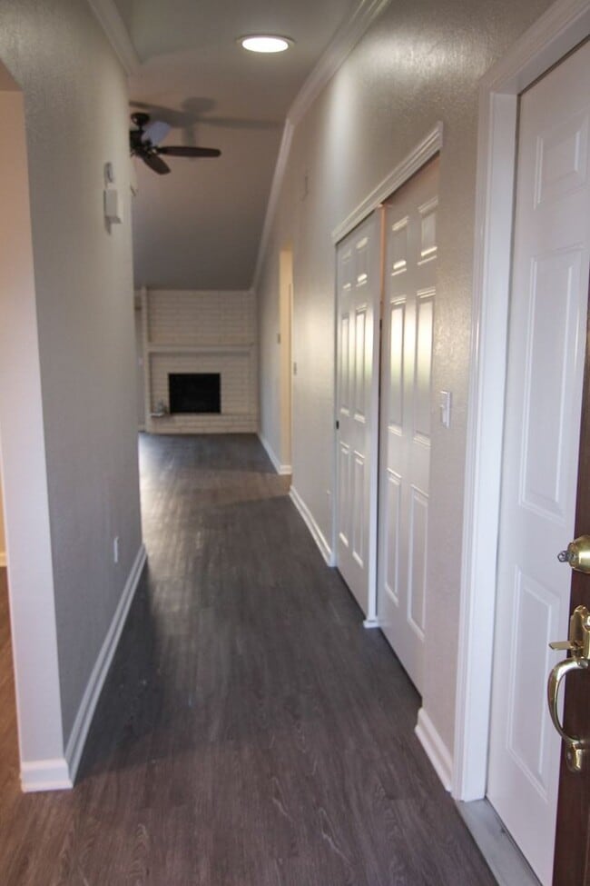 Building Photo - Remodeled Redding Condo!