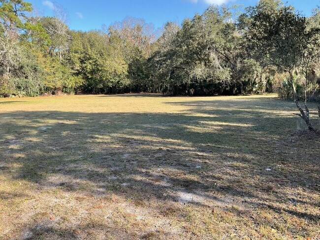 Building Photo - Amazing semi private secluded property