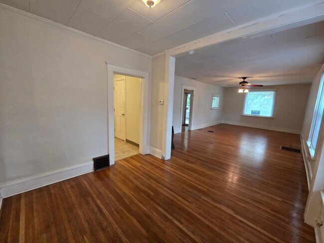 Building Photo - South Hill Home!! Available Now!