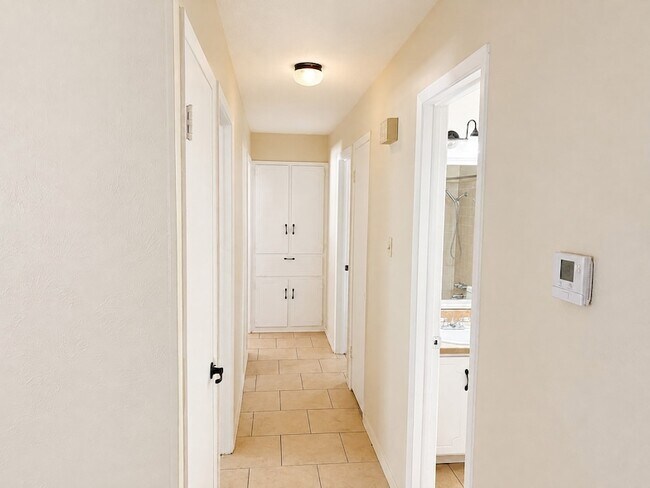 Building Photo - 2025 Meadow Glen