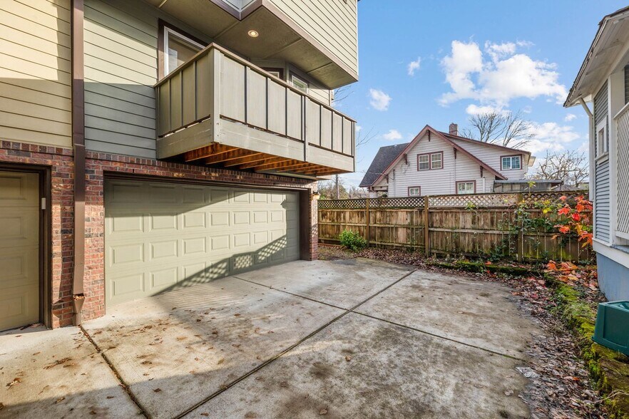 Building Photo - 2305 SE 12th Ave