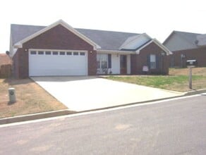 Building Photo - 3 bed 2 bath home!