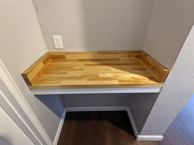 Built in computer desk - 4324 NW 16th St