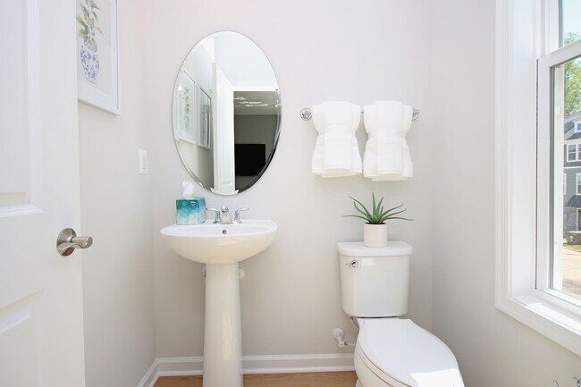 Building Photo - End-Unit Avon Park Townhome Near Biscuit Run Park