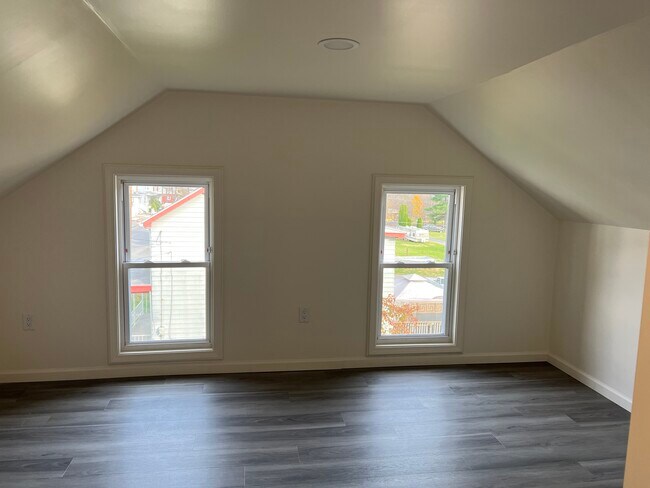 Building Photo - 425 Center St