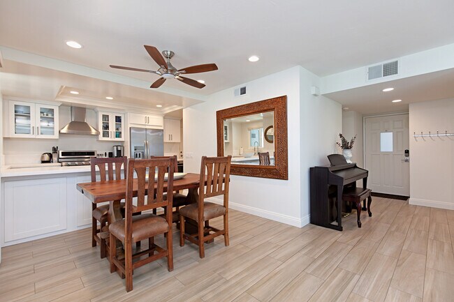 Building Photo - 544 Via De La Valle