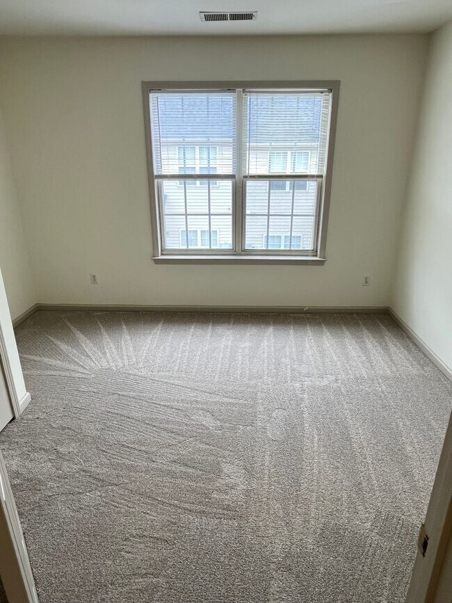 Building Photo - Refreshed 2 Bed Townhome in South Charlott...