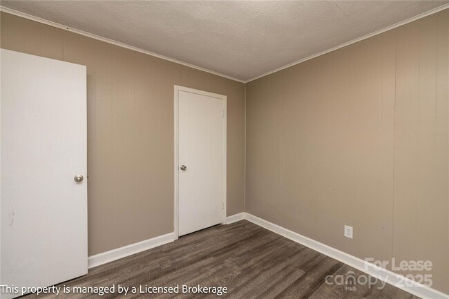 Building Photo - 213 Roslyn Rd