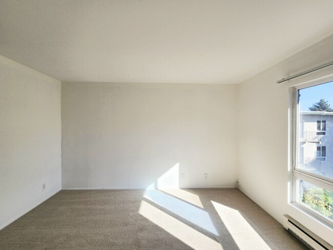 Building Photo - Top floor large 2 bed 2 bath open views at Woodlake