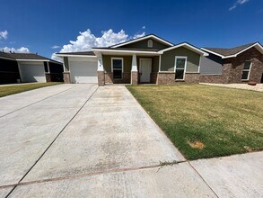 Building Photo - 3 bed 2 bath