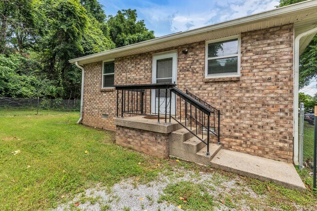 Building Photo - AVAILABLE JULY 10TH. 2 Bed 1 bath FOR LEASE in South Inglewood (East Nashville). $1750 Rent. Pets...