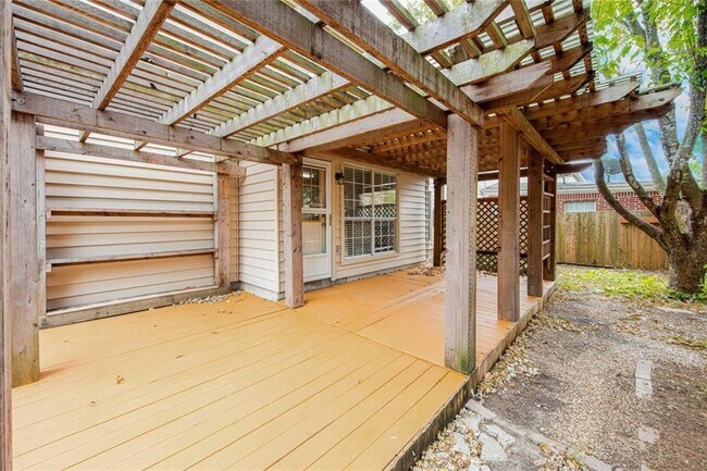 Building Photo - 1010 Laurelleaf Dr